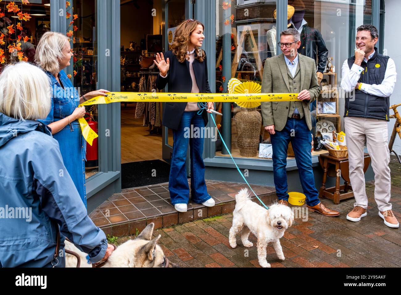 La presentatrice televisiva britannica e giornalista Natasha Kaplinsky apre il New Dogs Trust Charity Shop in High Street, Lewes, East Sussex, Regno Unito. Foto Stock