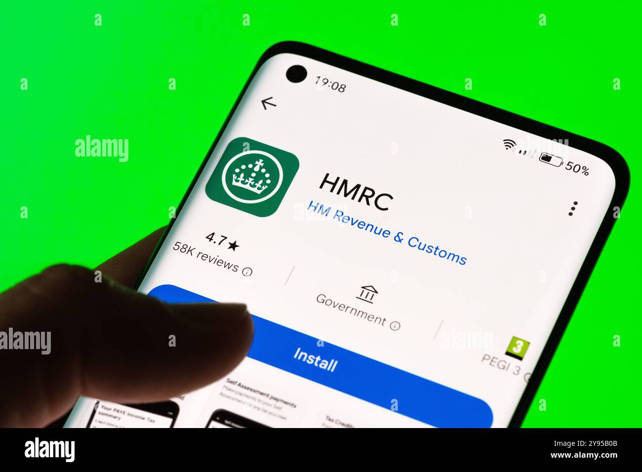 L'app HMRC viene visualizzata sullo schermo dello smartphone, con le opzioni per installare o gestire i servizi fiscali del Regno Unito. Stafford, Regno Unito, 8 settembre 2024. Foto Stock