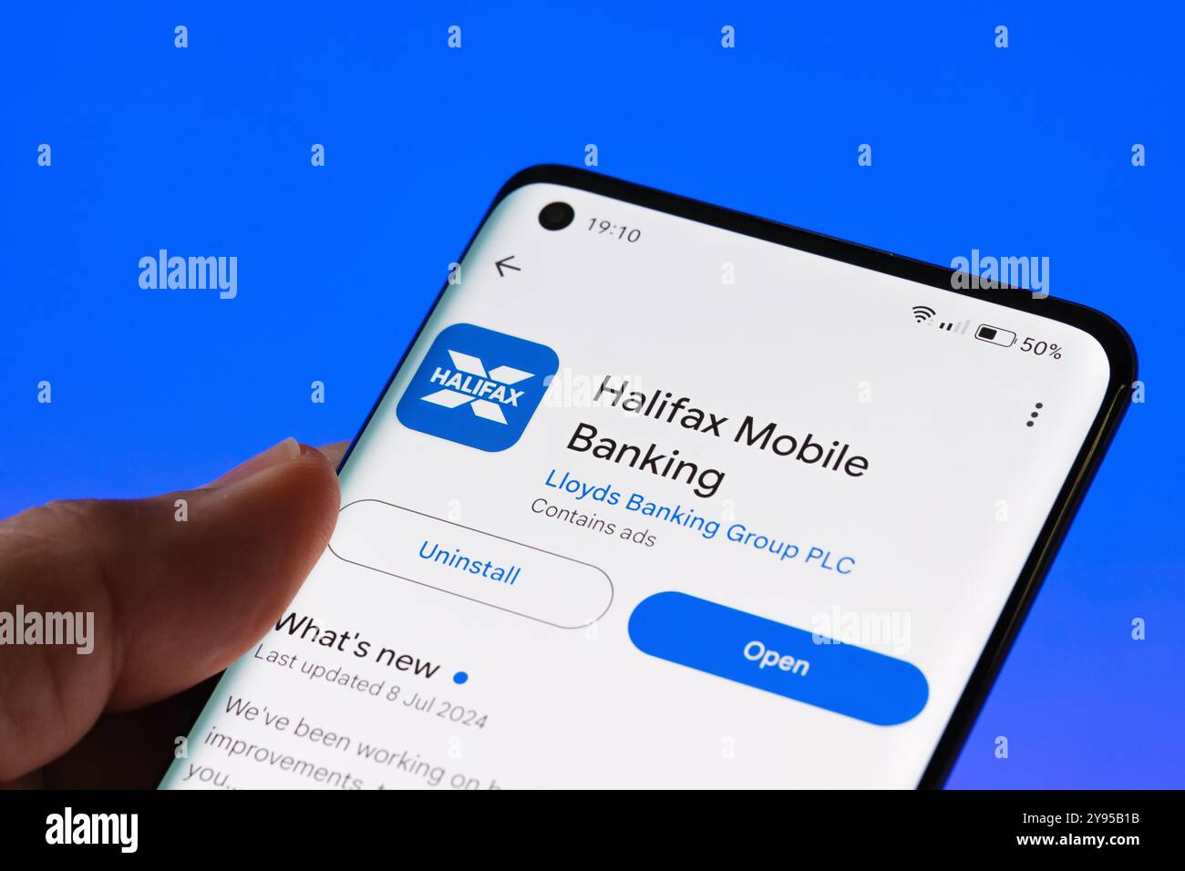 Interfaccia dell'app Halifax Mobile Banking visualizzata sullo schermo dello smartphone Android, che visualizza le funzioni di digital banking per gli utenti nel Regno Unito. Stafford, United Kin Foto Stock