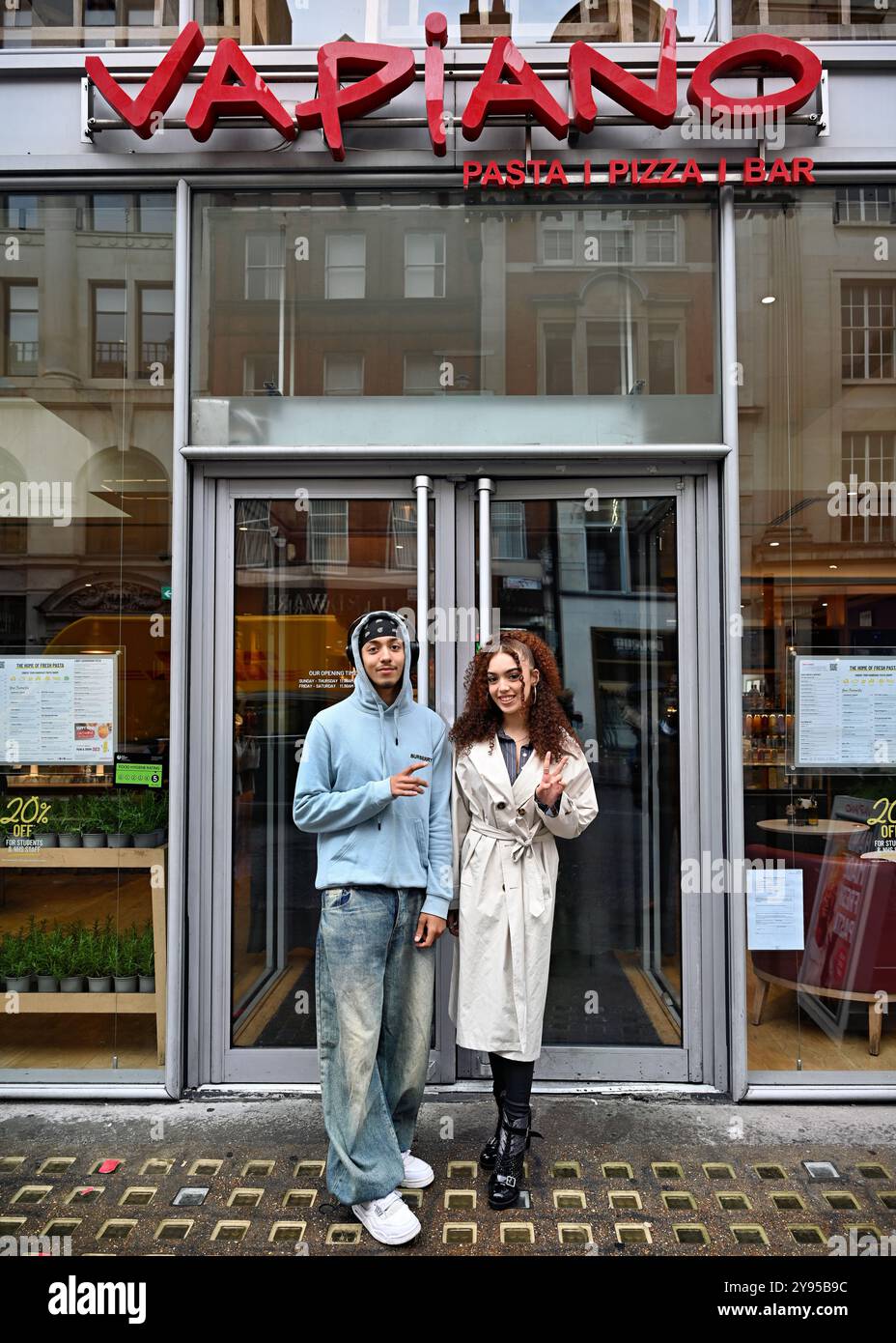 LONDRA, REGNO UNITO. 8 ottobre 2024. JD the Kid e Amazing Arabella partecipano a Starboxx PR hanno organizzato una festa pre-premiere per "Smile 2" che comprendeva celebrità e influencer al Vapiano di Londra, Regno Unito. (Foto di 李世惠/SEE li/Picture Capital) credito: Vedi li/Picture Capital/Alamy Live News Foto Stock