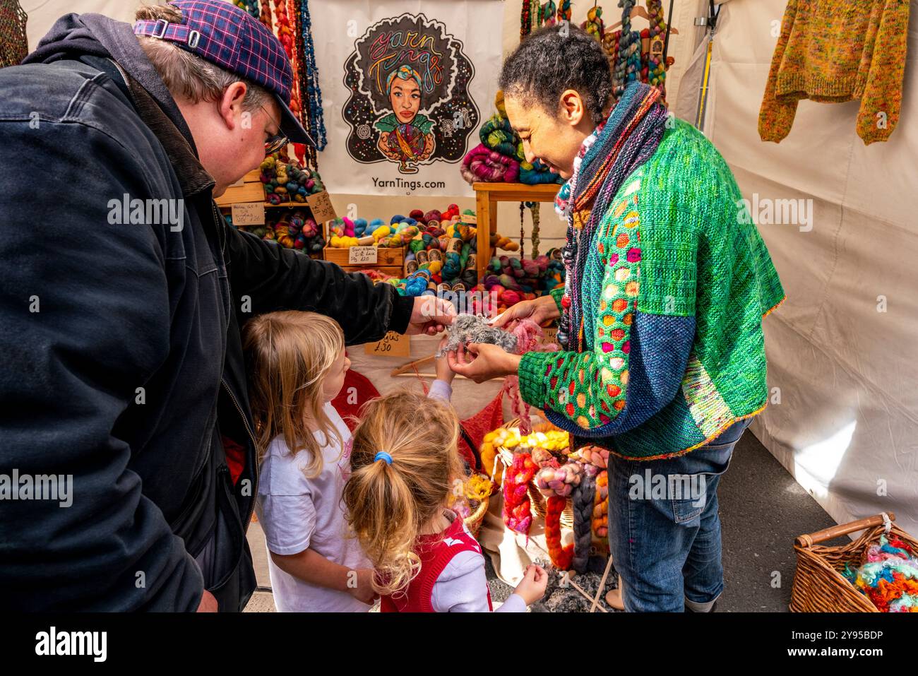 Bambini che guardano Un'esposizione di prodotti in lana all'Annual Sheep Drive & Livery Fair, Southwark Bridge, Londra, Regno Unito. Foto Stock