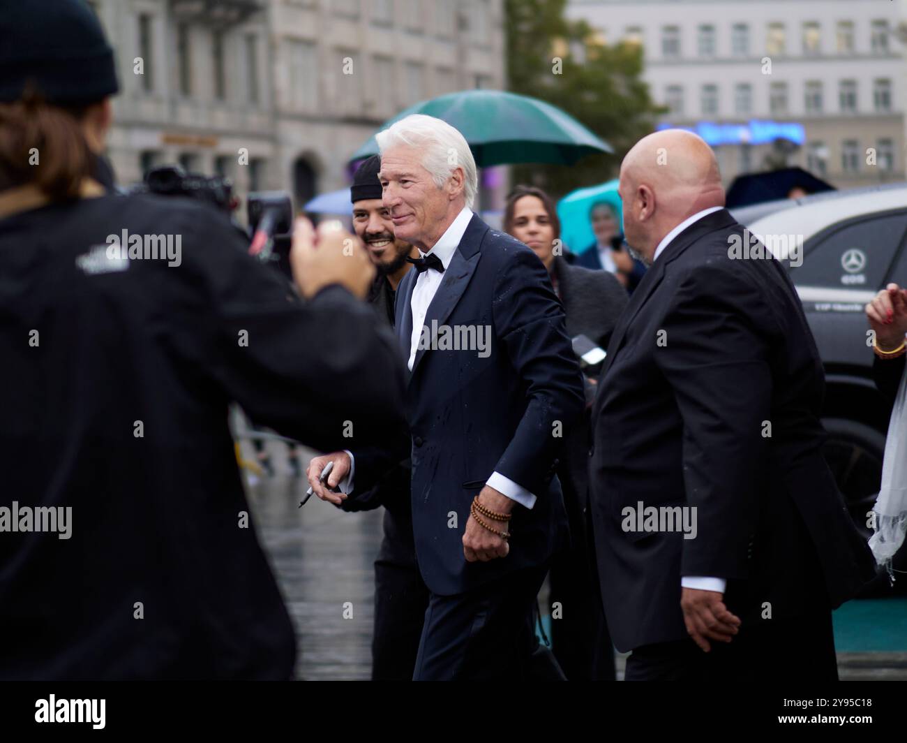 ZURIGO / SVIZZERA, 8 ottobre 2024. Richard Gere arriva sul tappeto verde per "la saggezza della felicità" e firma autografi durante il 20° Festival del Cinema di Zurigo in corso l'8 ottobre 2024 a Zurigo, Svizzera. Crediti: Walter Gilgen Foto Stock