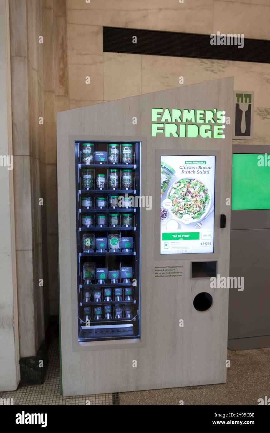 Farmer's Fridge Vending Machine presso la stazione ferroviaria Amtrak di Baltimora, Maryland. Offre alternative più salutari come insalate e verdure. Foto Stock