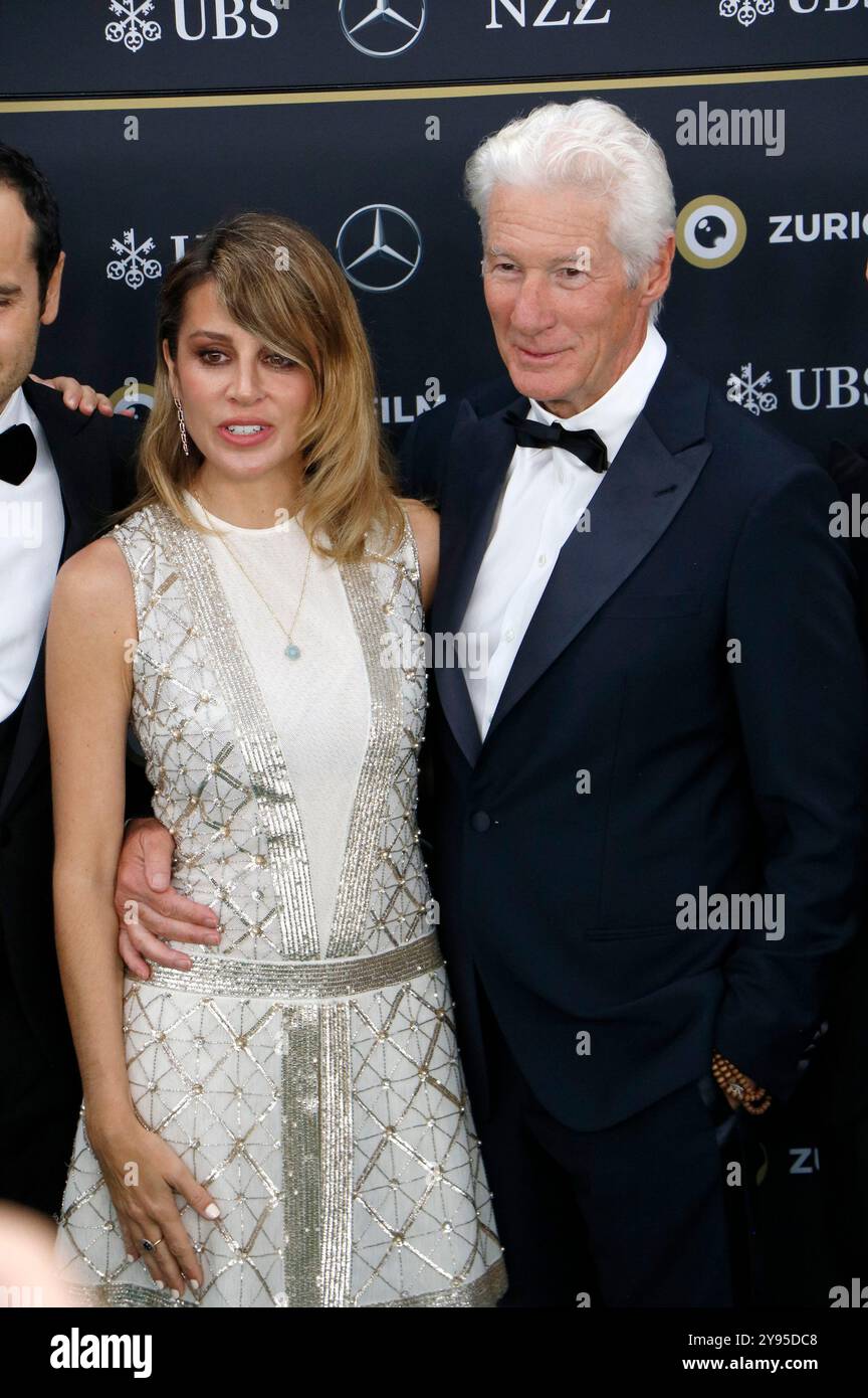 Richard Gere mit Ehefrau Alejandra Gere bei der Premiere des Dokumentarfilms 'saggezza della felicità / Die Weisheit des Glücks' auf dem 20. Zurigo Film Festival 2024 in corso 1. Zürich, 08.10.2024 Foto Stock