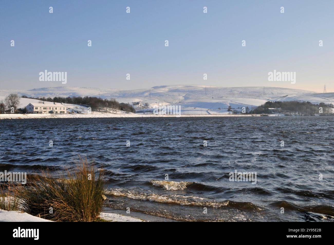 Guardando oltre il lago Hollingworth, in una giornata fredda e ventosa, verso Clegg Moor e Blackstone Edge. Foto Stock