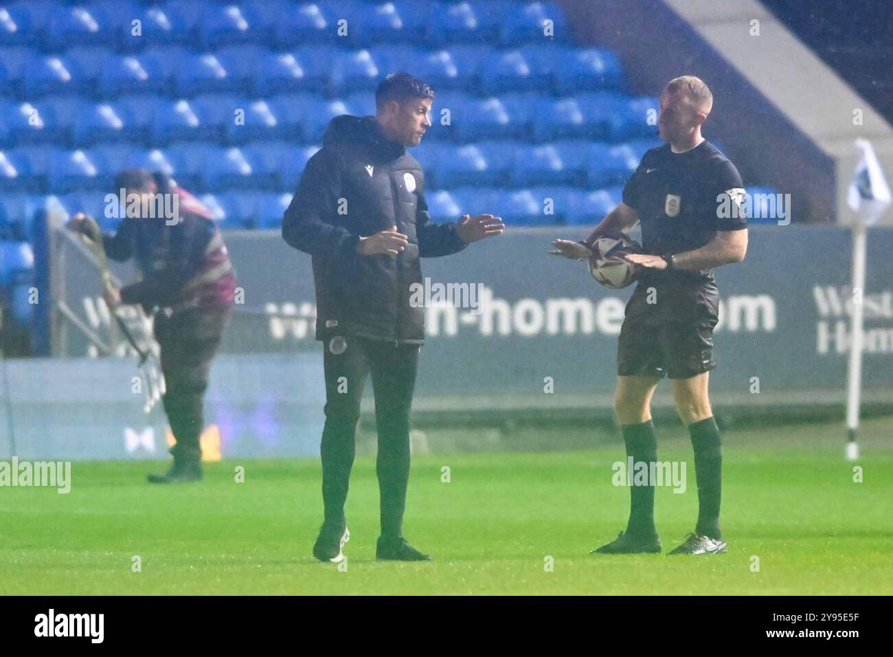 Il manager Alex Revell (manager Stevenage) parla con l'arbitro Stephen Parkinson (arbitro di partita) durante la fase di stopage durante l'EFL Trophy match tra Peterborough e Stevenage a London Road, Peterborough, martedì 8 ottobre 2024. (Foto: Kevin Hodgson | mi News) crediti: MI News & Sport /Alamy Live News Foto Stock