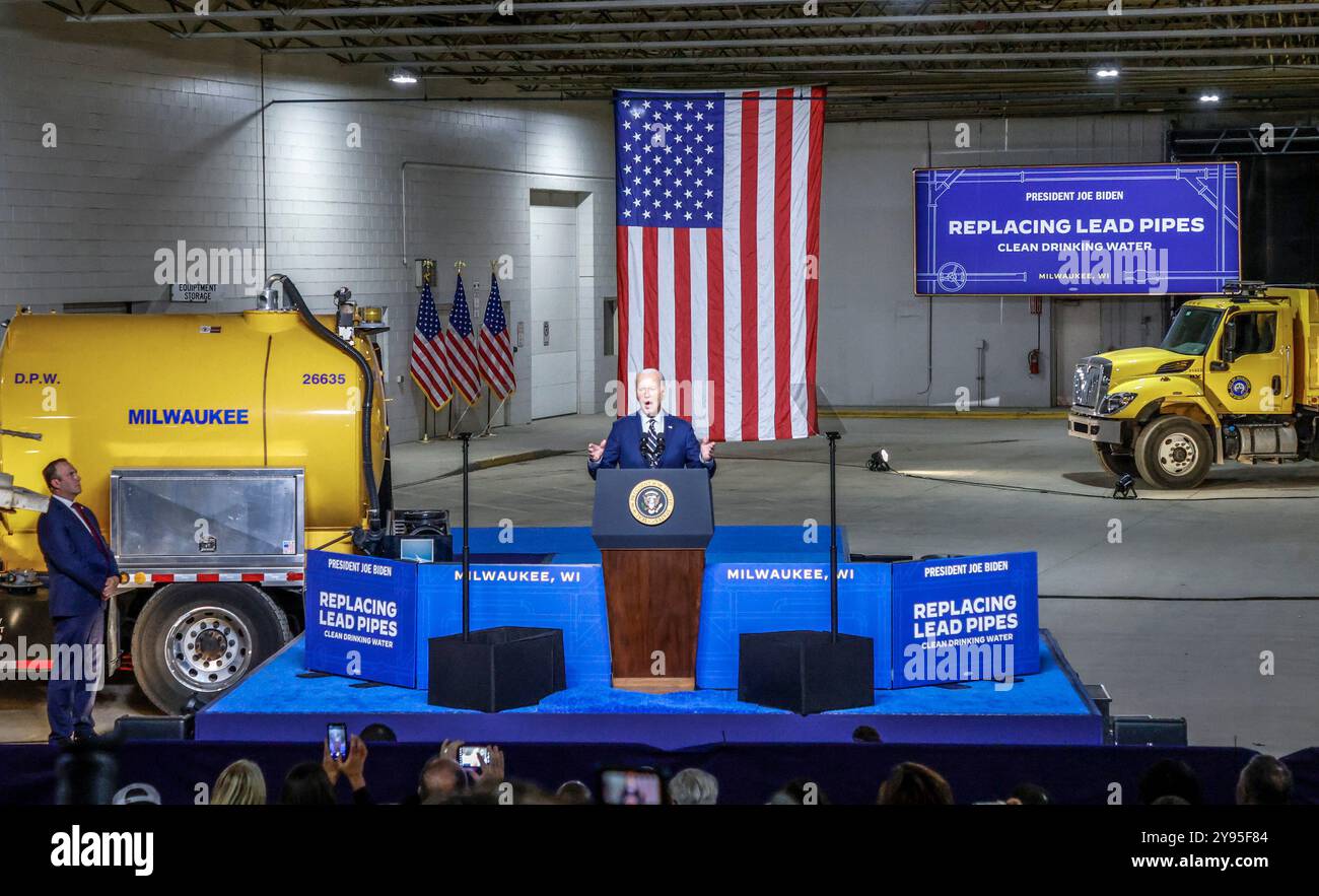 Milwaukee, Stati Uniti. 8 ottobre 2024. Il presidente Joe Biden parla al Milwaukee Department of Public Works a Milwaukee, Wisconsin, martedì 8 ottobre 2024. Biden venne a Milwaukee per elogiare gli sforzi della sua amministrazione per sostituire i tubi di piombo nel paese attraverso la legge sulle infrastrutture bipartisan. Foto di Tannen Maury/UPI credito: UPI/Alamy Live News Foto Stock