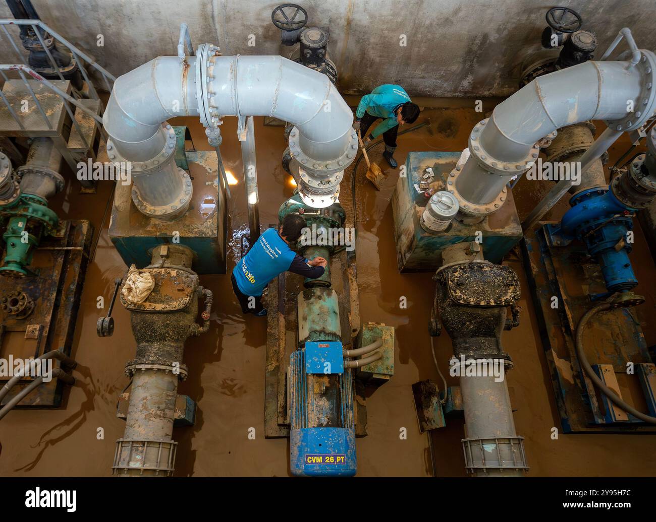 I dipendenti della filiale di Chiang mai della Provincial Waterworks Authority lavorano mentre la pompa dell'acqua riprende la produzione di acqua nella stazione di pompaggio ad alta pressione 2. La filiale di Chiang mai dell'autorità provinciale per le opere idriche ha iniziato a ripristinare il suo sistema di produzione idrica dopo che la situazione delle inondazioni a Chiang mai si è placata. L'autorità è ora in grado di fornire il 80 per cento della sua capacità idrica totale, fornendo acqua per il consumo pubblico e aiutando i residenti a pulire le loro case e gli effetti personali colpiti dall'alluvione. Si prevede che entro una settimana l'alimentazione idrica tornerà alla piena capacità e alle normali operazioni. Foto Stock