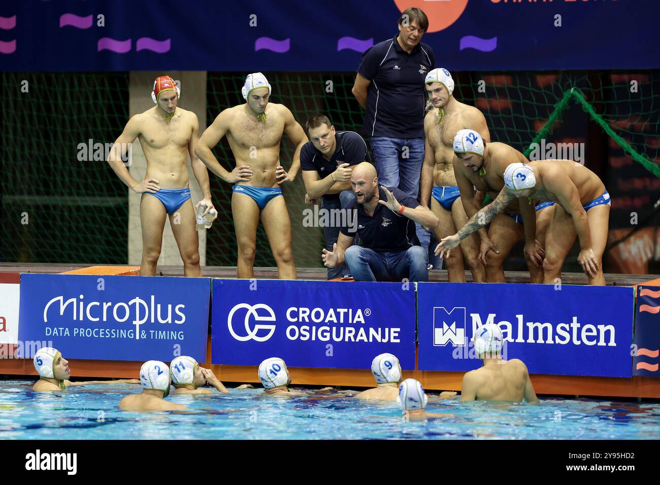 Jadran Head Coach jure Marela parla con i giocatori durante il primo turno della LEN Champions League fase a gironi tra VK Jadran Split e SPD Radnicki al Bazeni Poljud di Spalato, Croazia, l'8 ottobre 20204. Foto: Ivana Ivanovic/PIXSELL credito: Pixsell/Alamy Live News Foto Stock