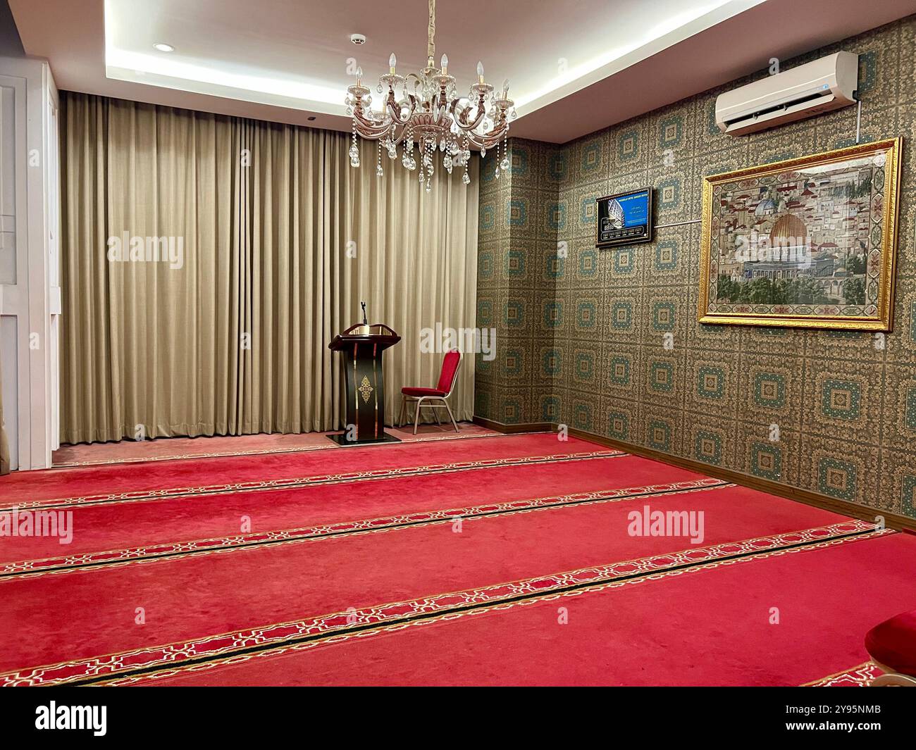 Depok, Indonesia 20 agosto 2024 foto della camera interna dell'hotel destinata alla preghiera di moeslem. Una piccola camera nell'hotel costruita per un visitatore di moeslem Foto Stock