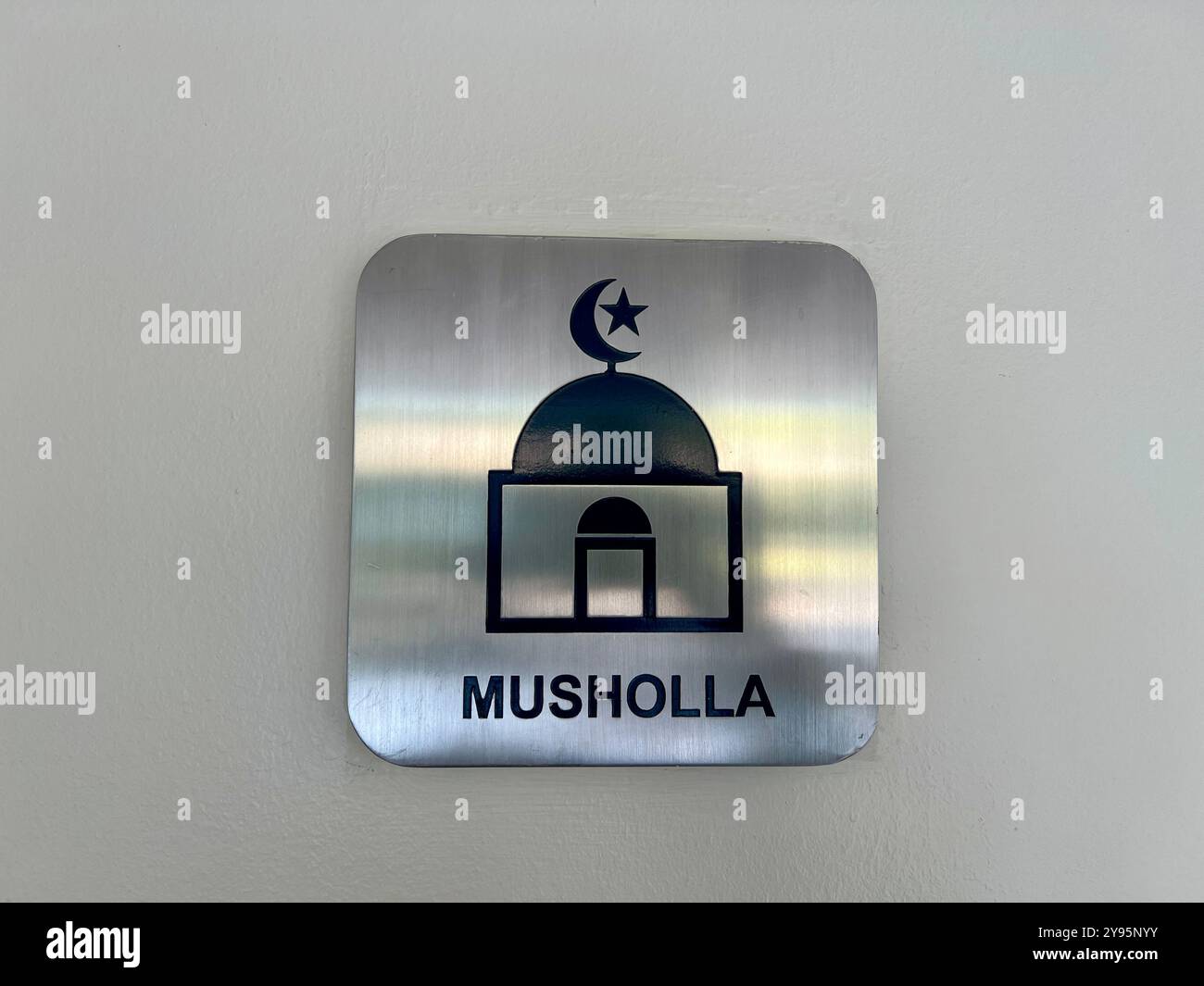 Depok, insegna Indonesia Mushola, un luogo per pregare per il moeslem montato su un muro bianco Foto Stock