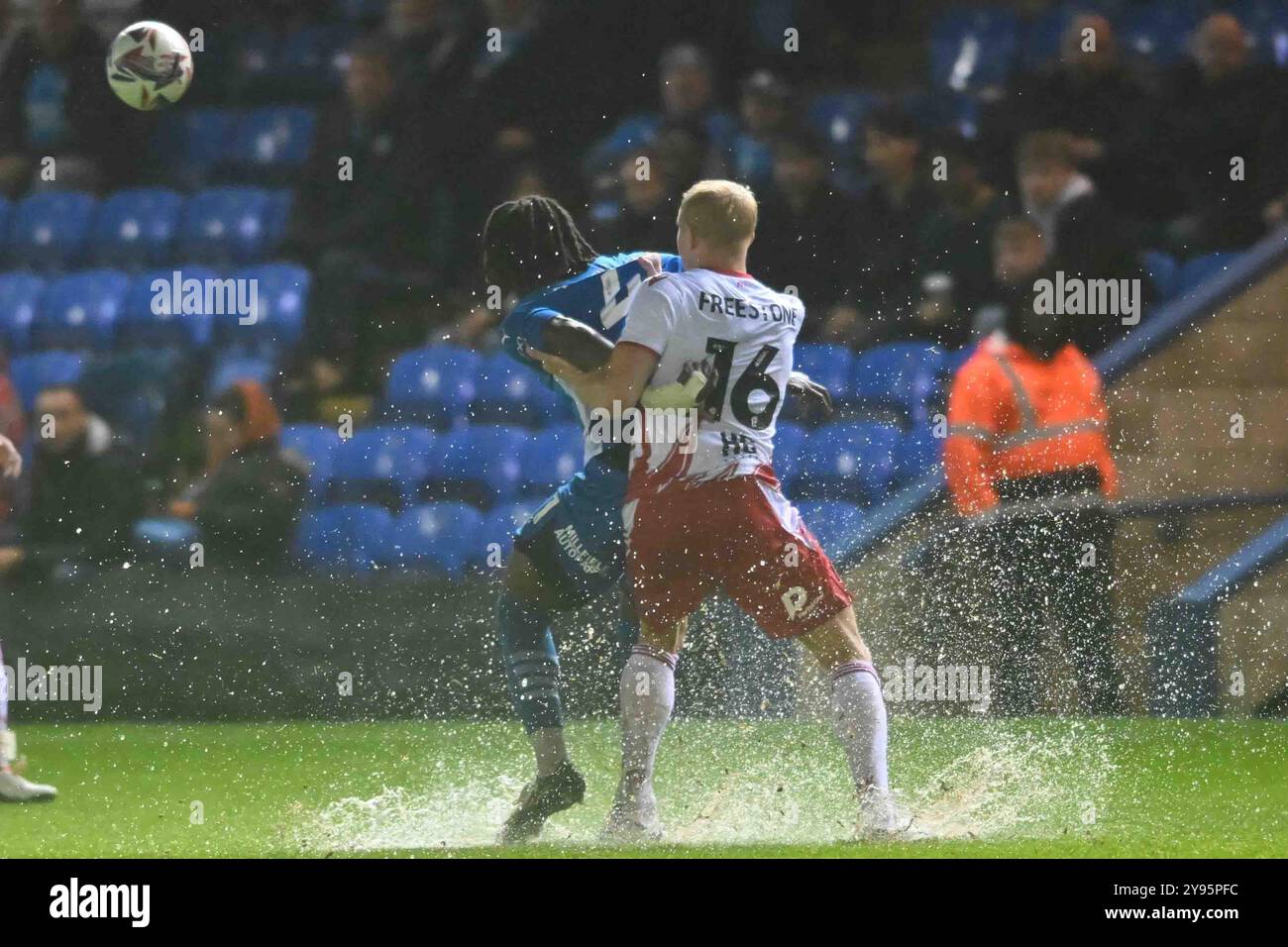 Lewis Freestone (16 Stevenage) sfida per il pallone durante l'EFL Trophy match tra Peterborough e Stevenage a London Road, Peterborough, martedì 8 ottobre 2024. (Foto: Kevin Hodgson | mi News) crediti: MI News & Sport /Alamy Live News Foto Stock