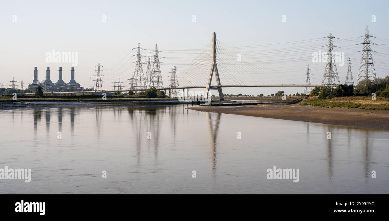 Le linee elettriche National Grid, la centrale elettrica Connah's Quay e il ponte Flintshire, strallato da cavi, dominano la vista dell'estuario del fiume Dee in Galles. Foto Stock