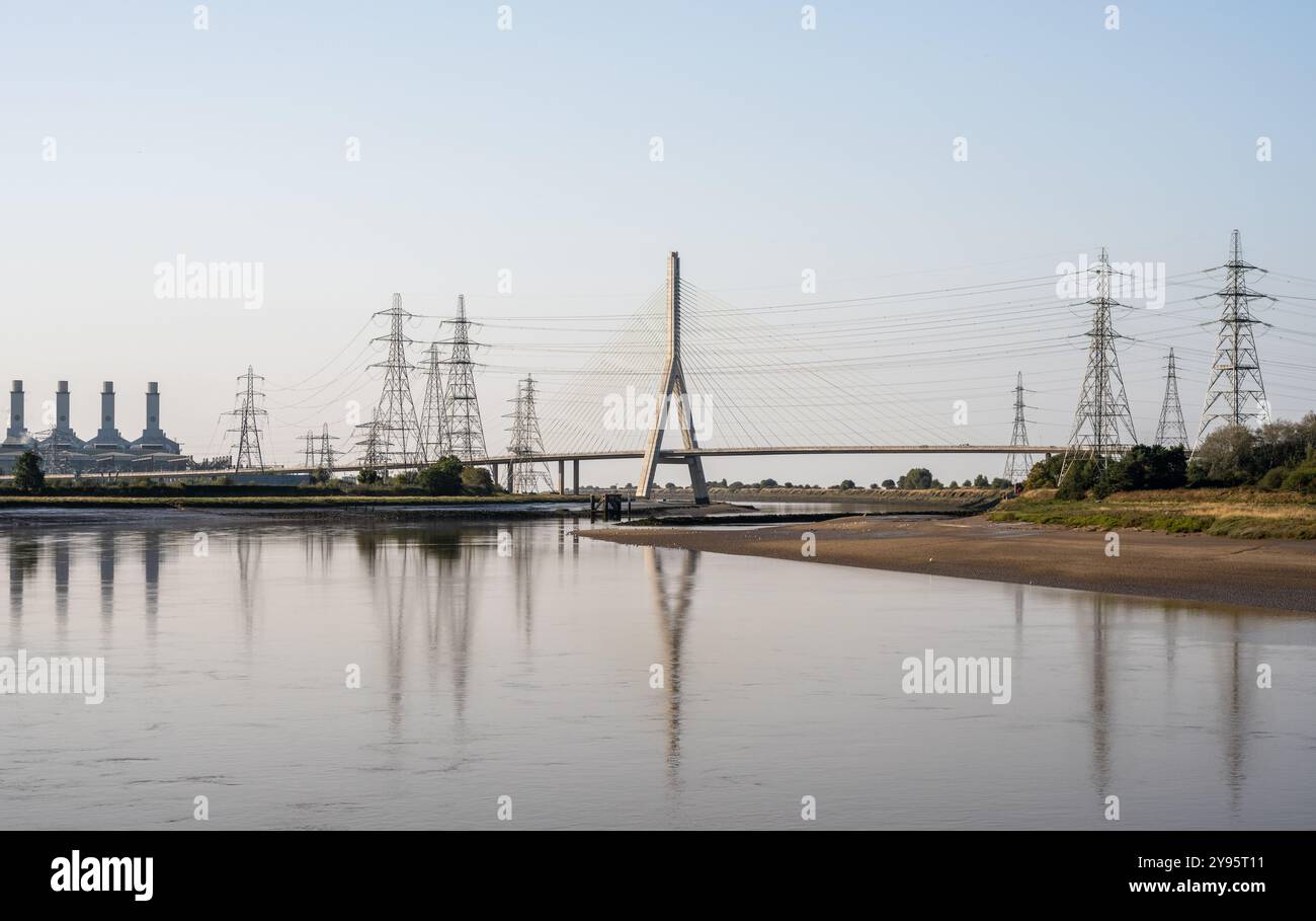 Le linee elettriche National Grid, la centrale elettrica Connah's Quay e il ponte Flintshire, strallato da cavi, dominano la vista dell'estuario del fiume Dee in Galles. Foto Stock