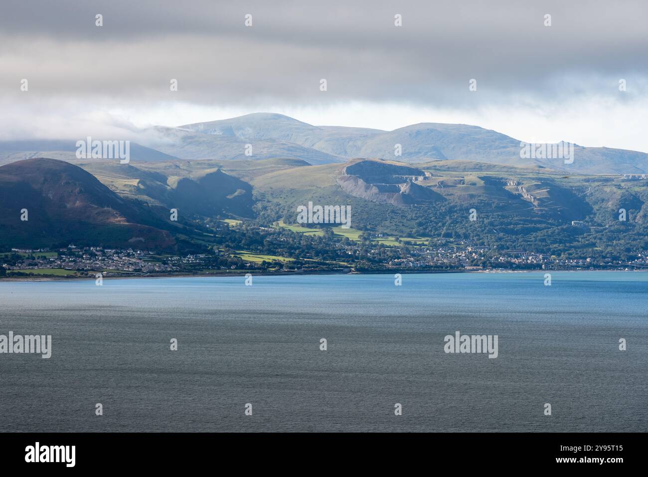 Le comunità di Penmaenmawr e Dwygyfylchi si trovano sulla riva di Conwy Bay sotto le montagne Carneddau di Snowdonia nel Galles del Nord. Foto Stock