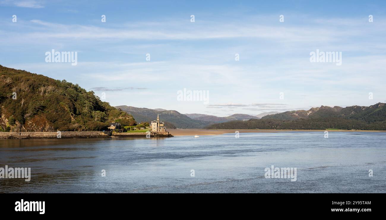 CoEs Faen Hall sorge su un promontorio nell'estuario di Mawddach sotto le colline di Snowdonia nel Galles del Nord. Foto Stock