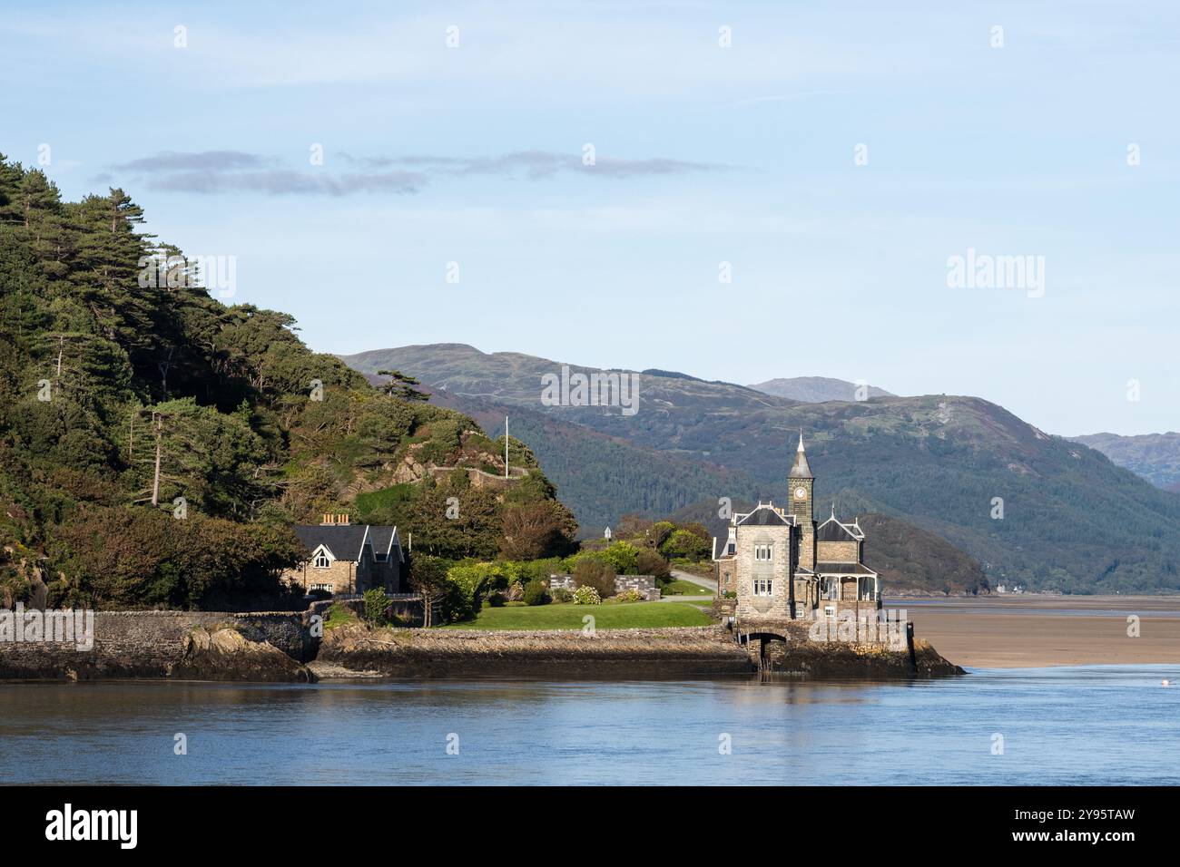 CoEs Faen Hall sorge su un promontorio nell'estuario di Mawddach sotto le colline di Snowdonia nel Galles del Nord. Foto Stock