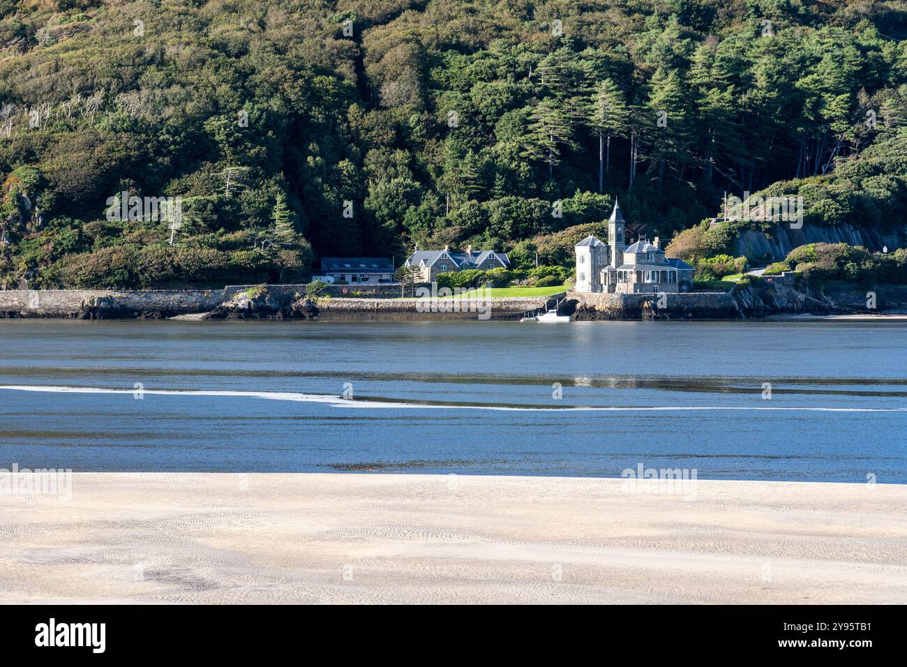 La residenza gotica di Coes Faen Hall sorge sulle rive dell'estuario di Mawddach vicino a Barmouth, in Galles. Foto Stock