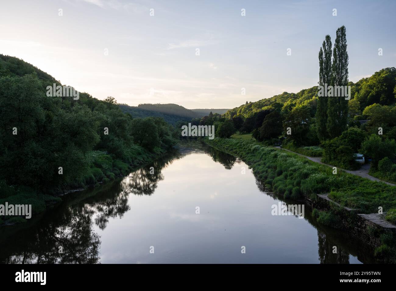 Il sole tramonta sul paesaggio nazionale di Wye Valley a Brockweir, sul confine gallese-inglese. Foto Stock