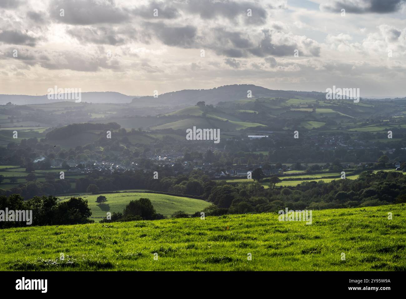 La città di Beaminster è annidata nella Brit Valley, sotto le dolci colline del West Dorset. Foto Stock