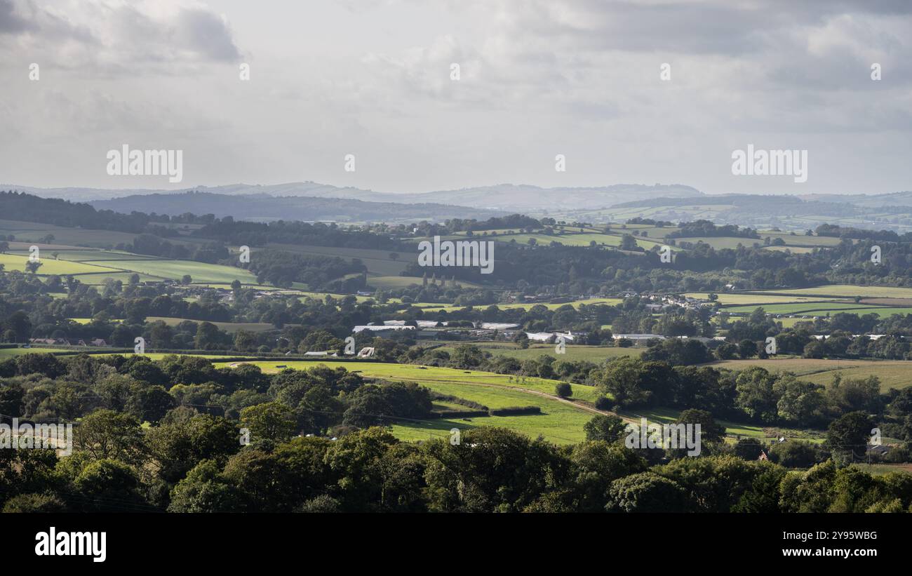 Campi agricoli, boschi di macchia e piccoli villaggi riempiono la Otter Valley sotto le colline dell'East Devon, in Inghilterra. Foto Stock