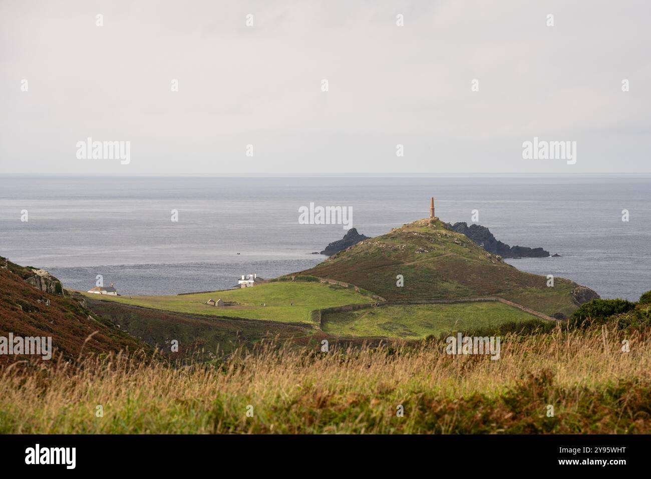 Gli escursionisti camminano lungo il South West Coast Path a Cape Cornwall vicino all'England's Land's End. Foto Stock