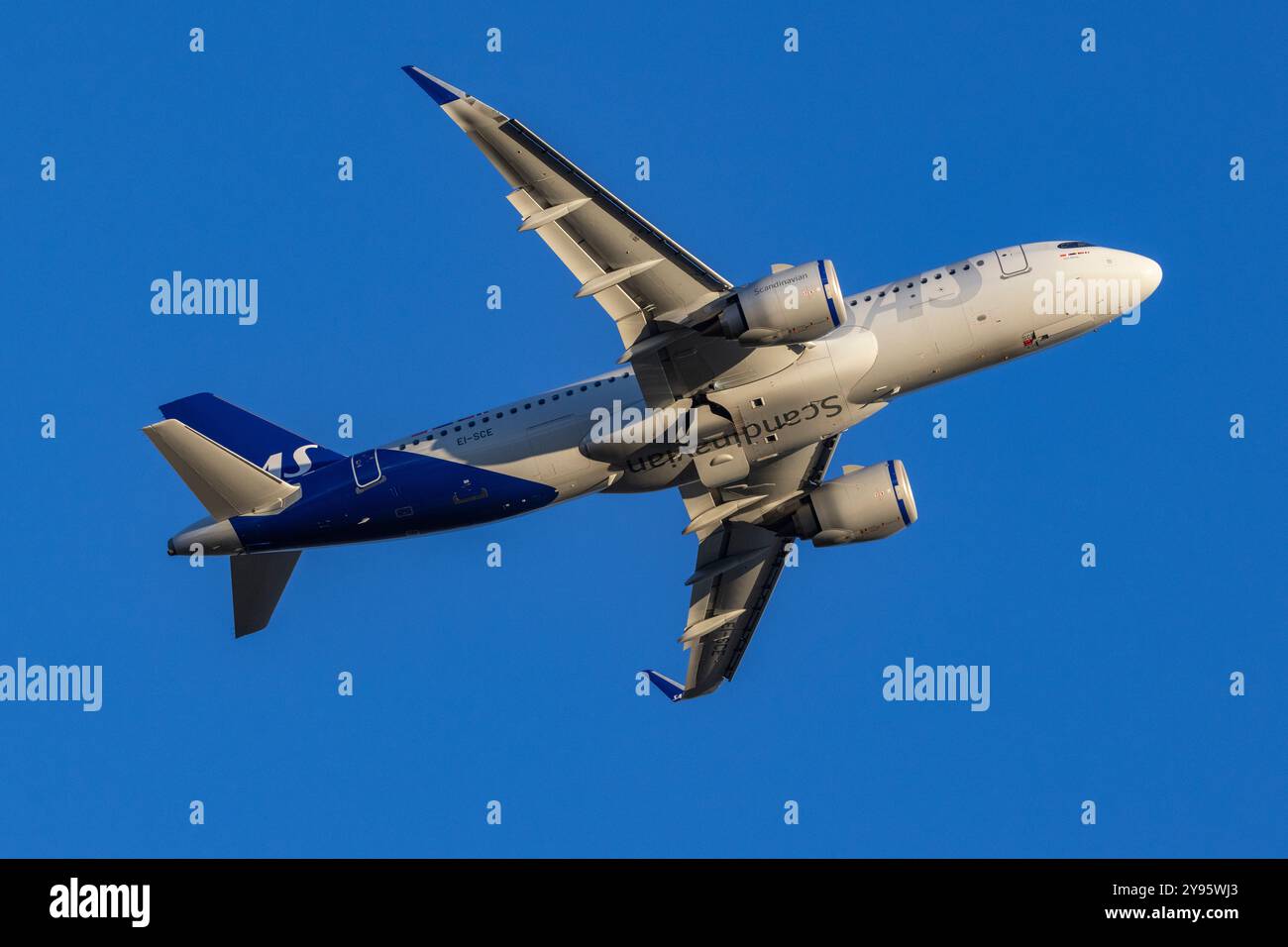 Airbus 320 di SAS Scandinavian Airlines in decollo dall'aeroporto di Helsinki Foto Stock