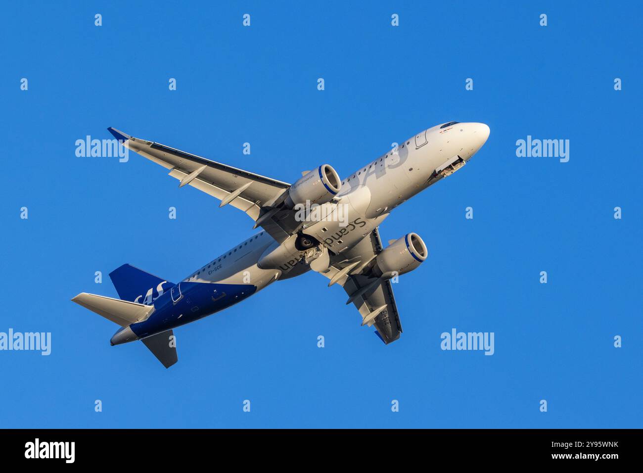 Airbus 320 di SAS Scandinavian Airlines in decollo dall'aeroporto di Helsinki Foto Stock