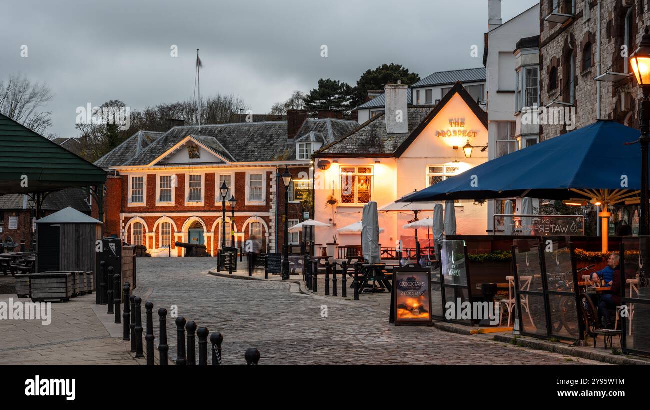 La Custom House è illuminata al crepuscolo sul molo di Exeter nel Devon. Foto Stock