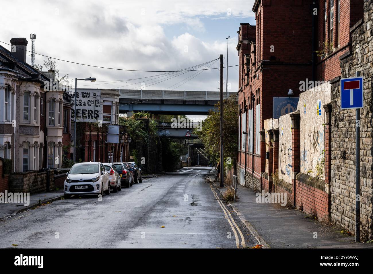 Viadotti ferroviari e stradali attraversano il quartiere di Barton Hill nel centro di Bristol, Inghilterra. Foto Stock