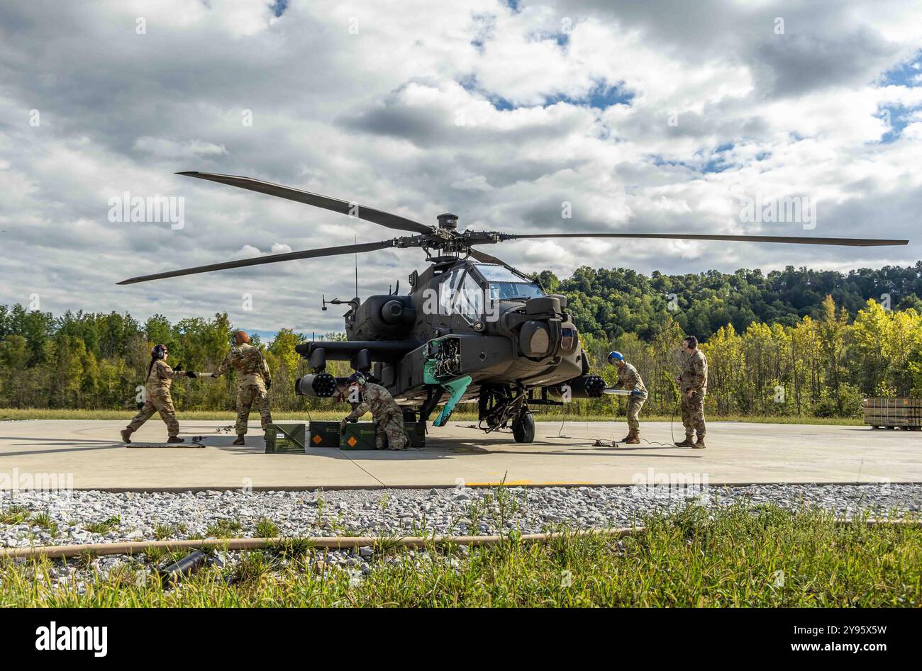 I soldati dell'Air Cavalry Squadron del 2-17 completano le qualifiche individuali di ridispiegamento di artiglieria a Fort Knox, Kentucky, 30 settembre 2024. Ogni elicottero AH-60 Echo è stato dispiegato per sparare colpi da 30 mm, razzi di detonazione a punti e razzi flachette. Foto Stock