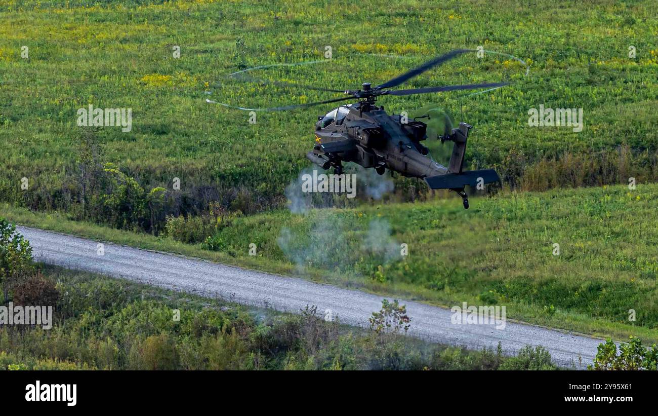 I soldati dell'Air Cavalry Squadron del 2-17 completano le qualifiche individuali di ridispiegamento di artiglieria a Fort Knox, Kentucky, 30 settembre 2024. Ogni elicottero AH-60 Echo è stato dispiegato per sparare colpi da 30 mm, razzi di detonazione a punti e razzi flachette. Foto Stock