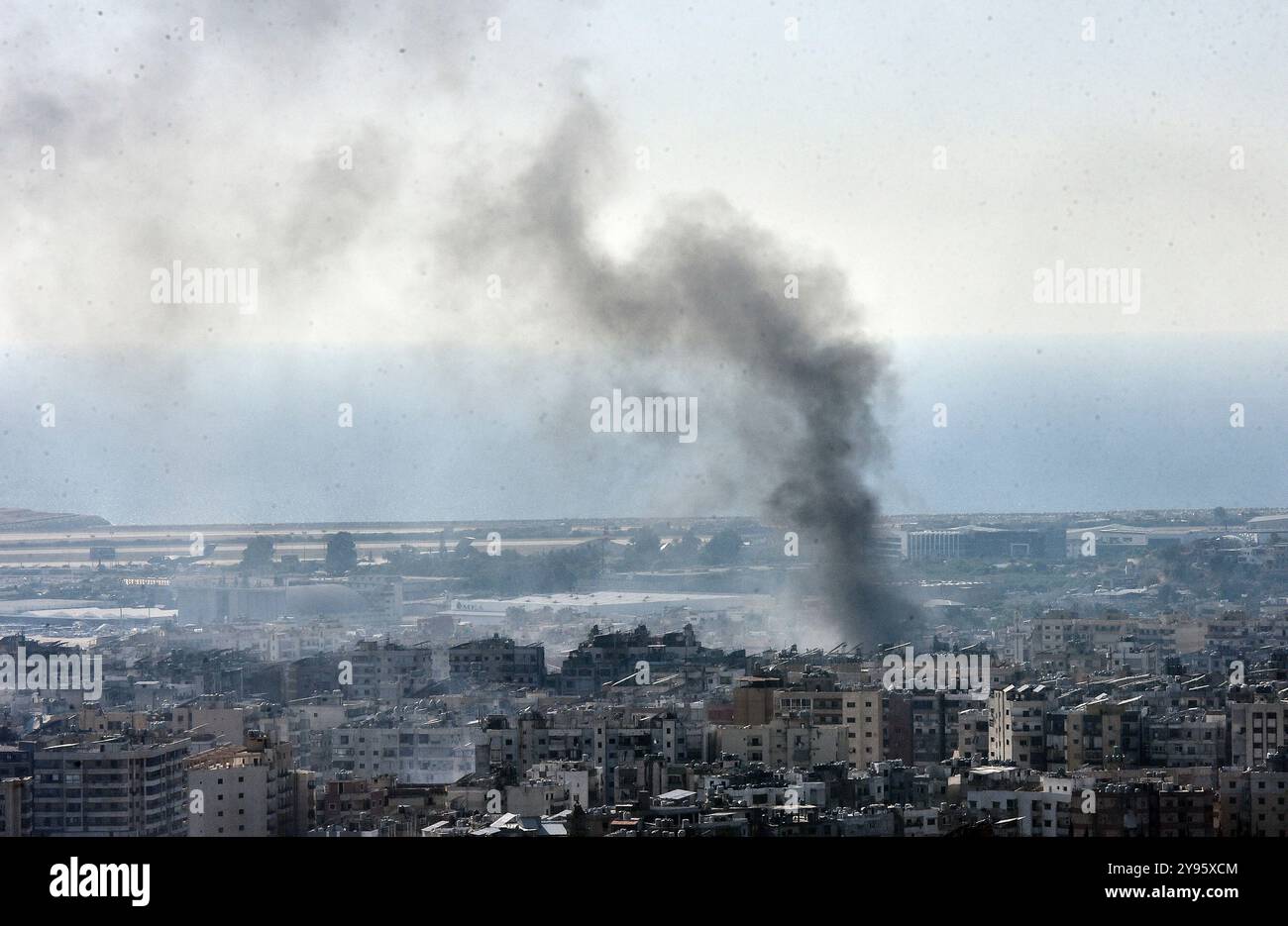 Beirut, Libano. 8 ottobre 2024. Il fumo proveniente da un attacco aereo israeliano sorge sui sobborghi meridionali di Beirut, Libano, martedì 8 ottobre 2024. Centinaia di migliaia di persone sono fuggite dal Libano nelle ultime settimane, mentre Israele ha intensificato i suoi attacchi contro Hezbollah in Libano, Hezbollah giura di continuare a combattere contro Israele fino al cessate il fuoco di Gaza. Foto di Fadel Itani/ credito: UPI/Alamy Live News Foto Stock