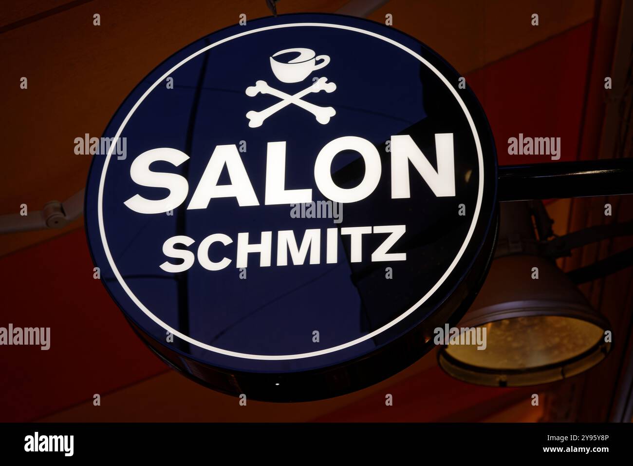 Colonia, Germania 17 dicembre 2023: Insegna illuminata del Salon Schmitz Café nel quartiere belga di Colonia, progettato nello stile degli anni '50 e. Foto Stock