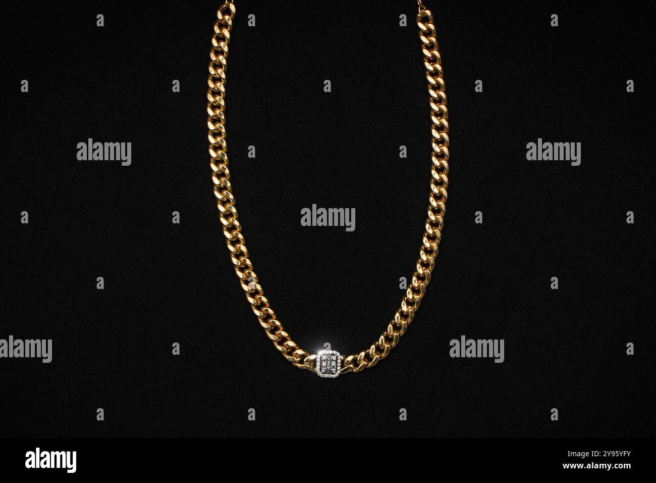 Una sofisticata collana in oro con pendente quadrato con borchie di diamanti al centro. Questa elegante collana è un capo di tendenza perfetto per il look formale Foto Stock