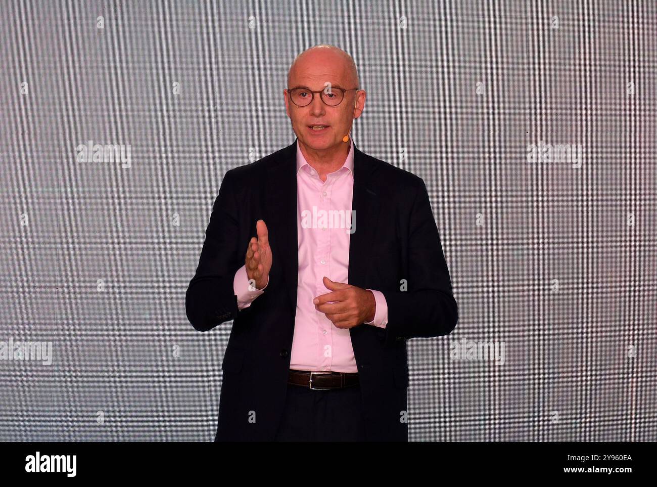 Mumbai, India. 8 ottobre 2024. Warren Harris, Chief Executive Officer (CEO) e Managing Director (MD) di Tata Technologies Limited, parla durante la conferenza stampa Tata Technologies e BMW. La joint venture annunciata si concentra sullo sviluppo di software e soluzioni IT all'avanguardia per il settore automobilistico per il portafoglio globale BMW. (Foto di Ashish Vaishnav/SOPA Images/Sipa USA) credito: SIPA USA/Alamy Live News Foto Stock