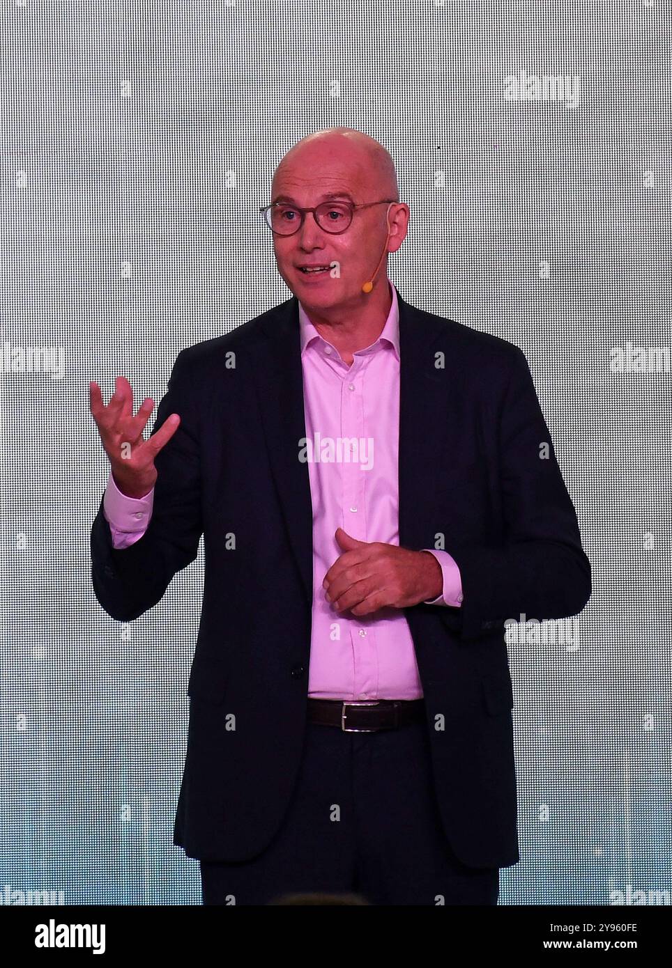 Mumbai, India. 8 ottobre 2024. Warren Harris, Chief Executive Officer (CEO) e Managing Director (MD) di Tata Technologies Limited, parla durante la conferenza stampa Tata Technologies e BMW. La joint venture annunciata si concentra sullo sviluppo di software e soluzioni IT all'avanguardia per il settore automobilistico per il portafoglio globale BMW. (Foto di Ashish Vaishnav/SOPA Images/Sipa USA) credito: SIPA USA/Alamy Live News Foto Stock