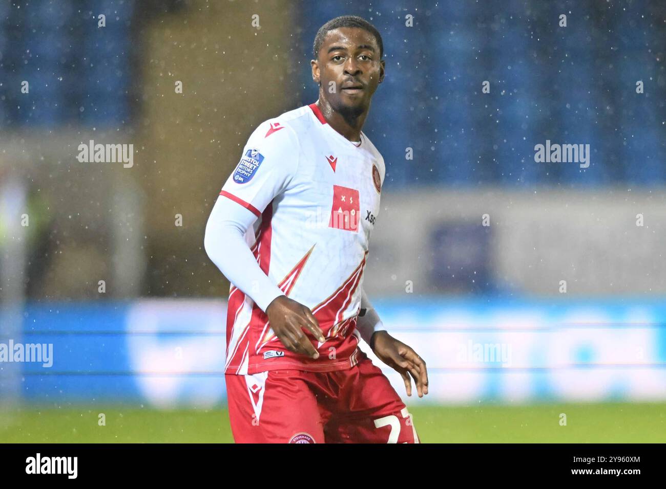 Ken Aboh (27 Stevenage) guarda durante l'EFL Trophy match tra Peterborough e Stevenage a London Road, Peterborough, martedì 8 ottobre 2024. (Foto: Kevin Hodgson | mi News) crediti: MI News & Sport /Alamy Live News Foto Stock