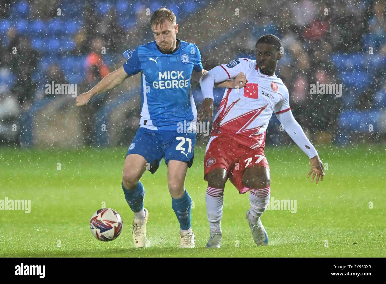 Jack Sparkes (21 Peterborough United) sfidato da Ken Aboh (27 Stevenage) durante l'EFL Trophy match tra Peterborough e Stevenage a London Road, Peterborough, martedì 8 ottobre 2024. (Foto: Kevin Hodgson | mi News) crediti: MI News & Sport /Alamy Live News Foto Stock