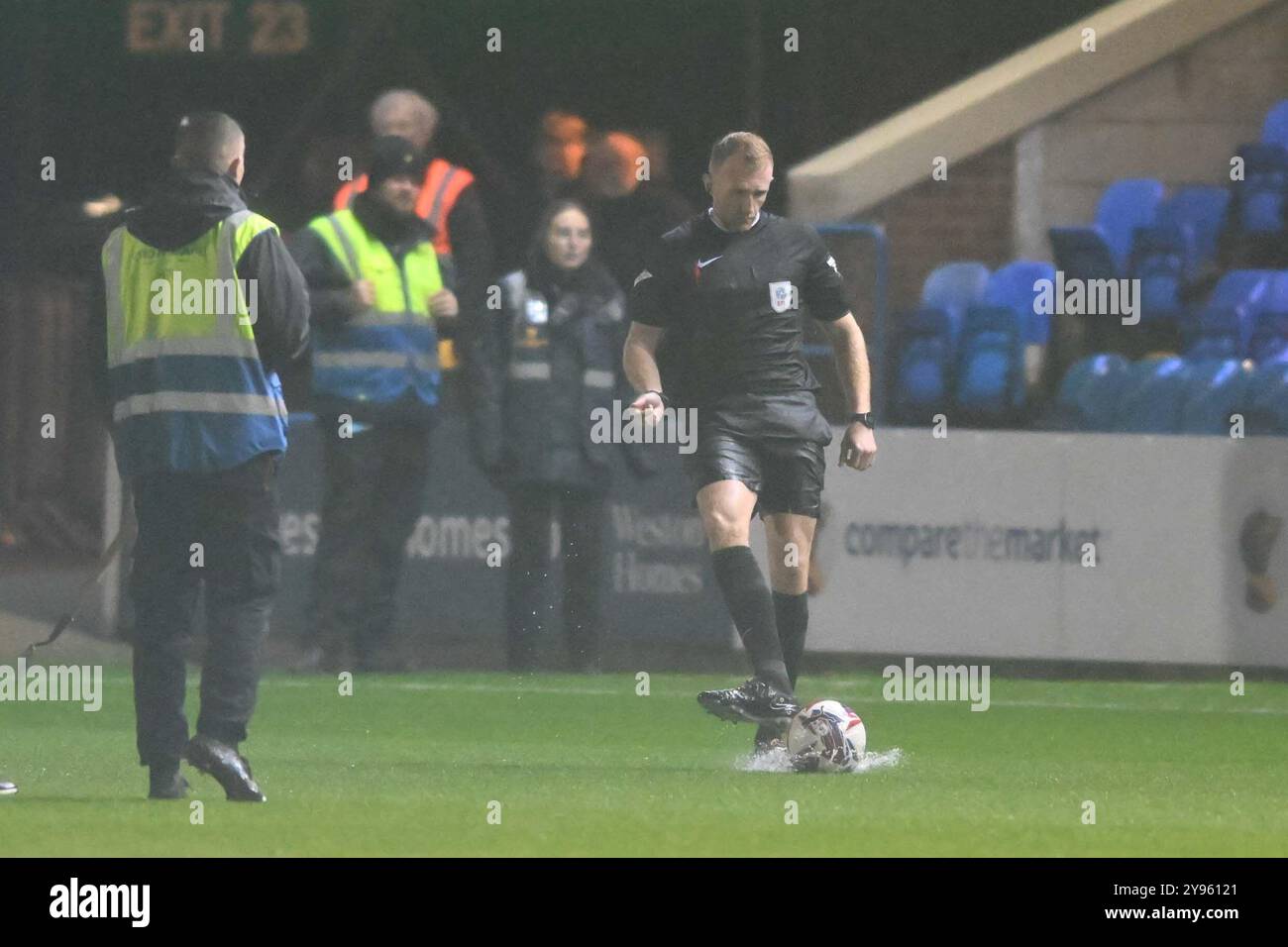 L'arbitro Stephen Parkinson (arbitro di partita) calcia la palla durante l'EFL Trophy match tra Peterborough e Stevenage a London Road, Peterborough, martedì 8 ottobre 2024. (Foto: Kevin Hodgson | mi News) crediti: MI News & Sport /Alamy Live News Foto Stock