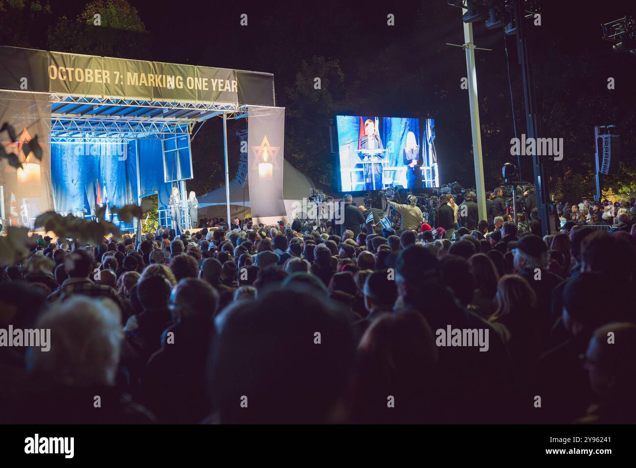 Una folla di partecipanti partecipa alla dimostrazione allo Sherman Campus. Le comunità ebraiche di tutto il mondo hanno segnato il 7 ottobre, il giorno più letale per il popolo ebraico dall'Olocausto. La UJA (United Jewish Appeal) Federation ha organizzato il "7 ottobre: Segna un anno" a Toronto, Canada, con membri della comunità, alleati e persone care degli ostaggi per condividere storie, candele luminose e stare insieme, per piangere gli assassinati e onorare i sopravvissuti. Foto Stock