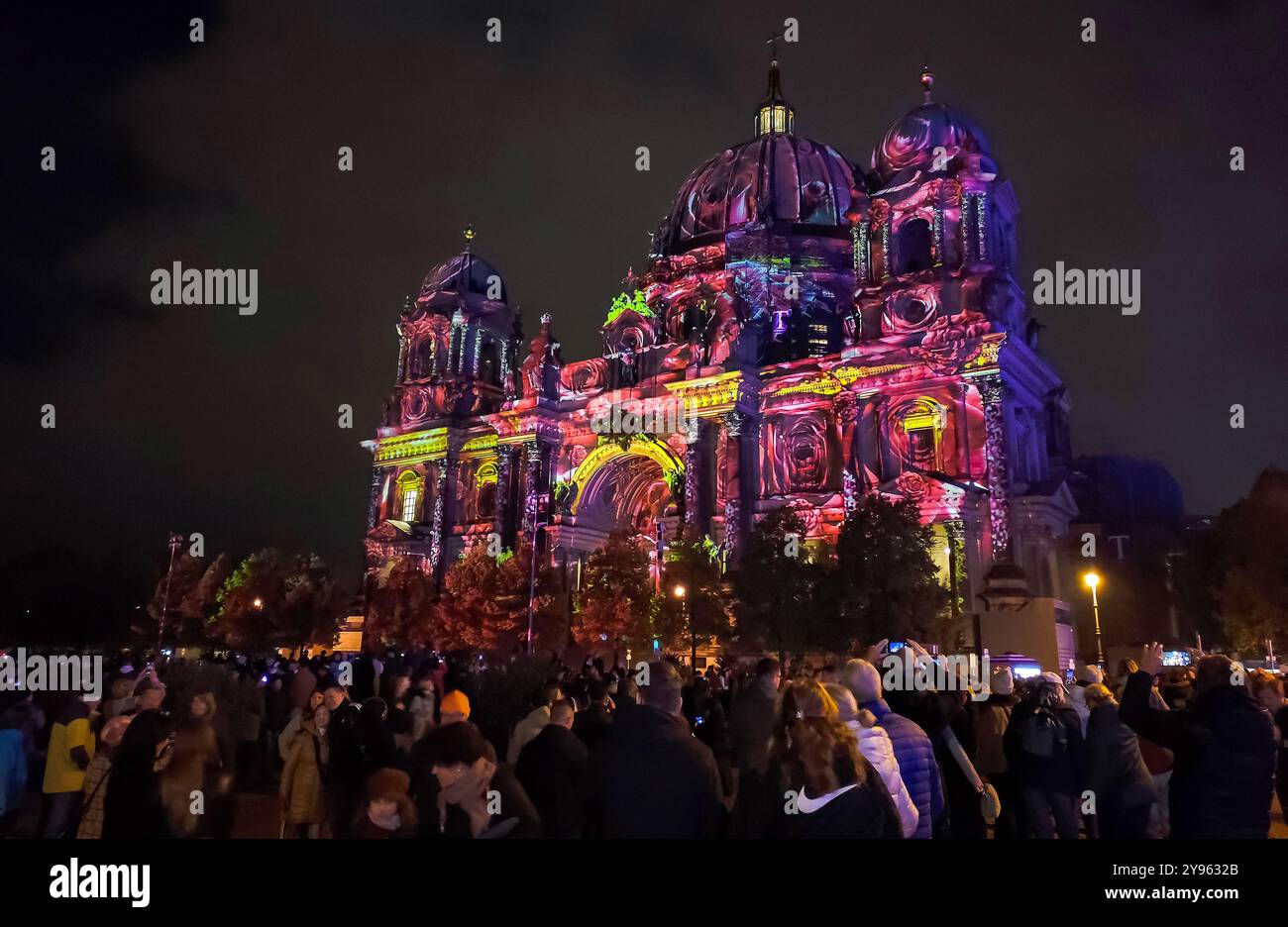 Berlino, Germania - 6 ottobre 2024: La folla di persone assiste allo spettacolo di illuminazione vicino alla famosa cattedrale di Berlino (Berliner Dom) durante l'annuale Festival delle luci di Berlino Foto Stock