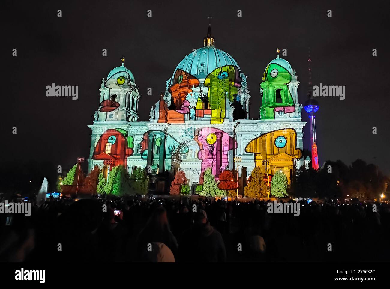 Berlino, Germania - 6 ottobre 2024: La folla di persone si gode lo spettacolo di illuminazione sulla facciata della famosa cattedrale di Berlino (Berliner Dom) durante l'annuale Festival delle luci di Berlino Foto Stock