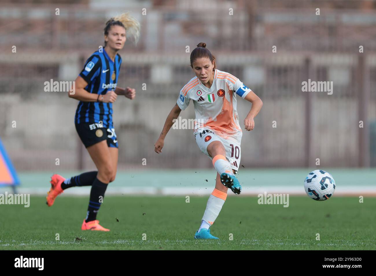 Milano, Italia. 5 ottobre 2024. Michela Cambiaghi dell'FC Internazionale guarda come Manuela Giugliano dell'AS Roma passa il pallone durante la partita di serie A femminile all'Arena Civica Gianni Brera, Milano. Il credito per immagini dovrebbe essere: Jonathan Moscrop/Sportimage Credit: Sportimage Ltd/Alamy Live News Foto Stock