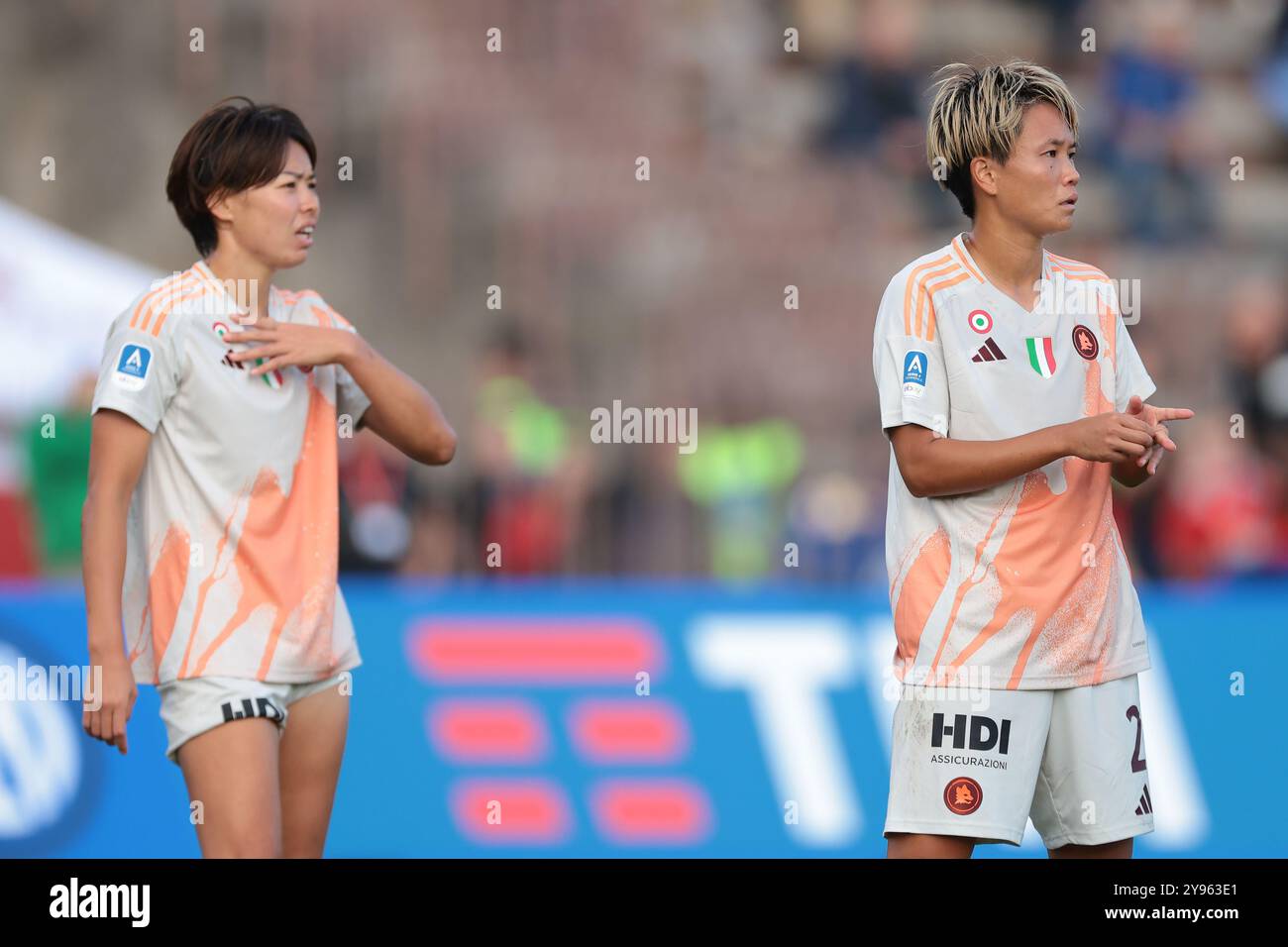 Milano, Italia. 5 ottobre 2024. Saki Kumagai e Moeka Minami della AS Roma durante la partita di serie A femminile all'Arena Civica Gianni Brera, Milano. Il credito per immagini dovrebbe essere: Jonathan Moscrop/Sportimage Credit: Sportimage Ltd/Alamy Live News Foto Stock