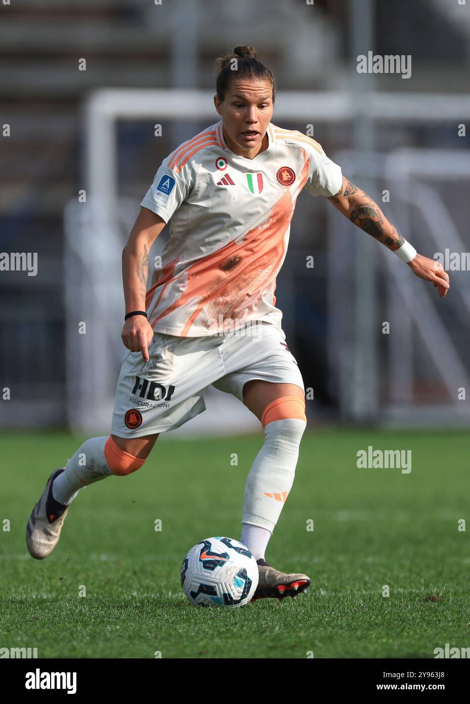 Milano, Italia. 5 ottobre 2024. Elena Linari della AS Roma durante la partita di serie A femminile all'Arena Civica Gianni Brera, Milano. Il credito per immagini dovrebbe essere: Jonathan Moscrop/Sportimage Credit: Sportimage Ltd/Alamy Live News Foto Stock