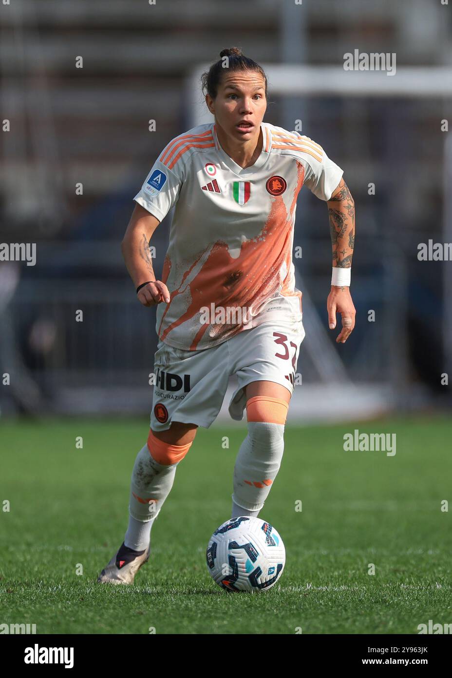 Milano, Italia. 5 ottobre 2024. Elena Linari della AS Roma durante la partita di serie A femminile all'Arena Civica Gianni Brera, Milano. Il credito per immagini dovrebbe essere: Jonathan Moscrop/Sportimage Credit: Sportimage Ltd/Alamy Live News Foto Stock