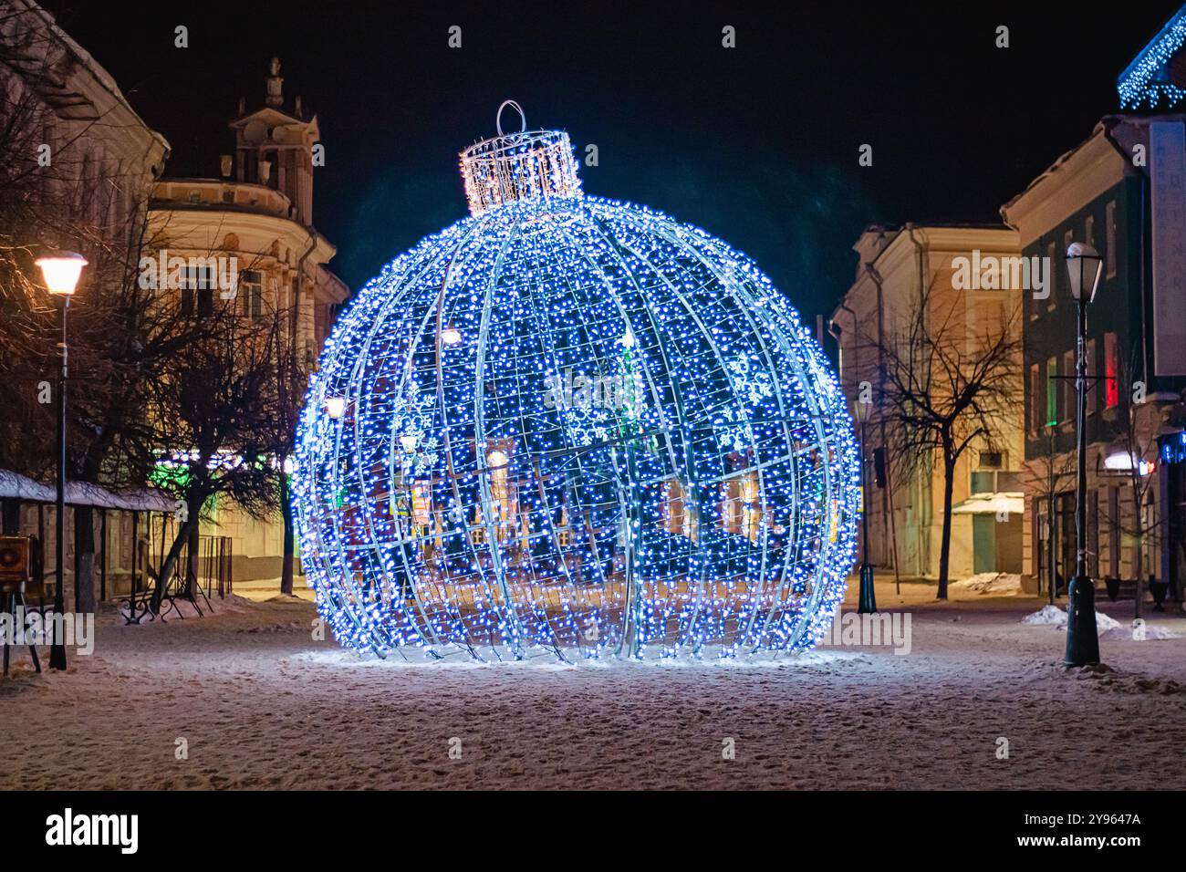 Enorme palla di Natale con luci. Street arredamento di Natale. Foto Stock