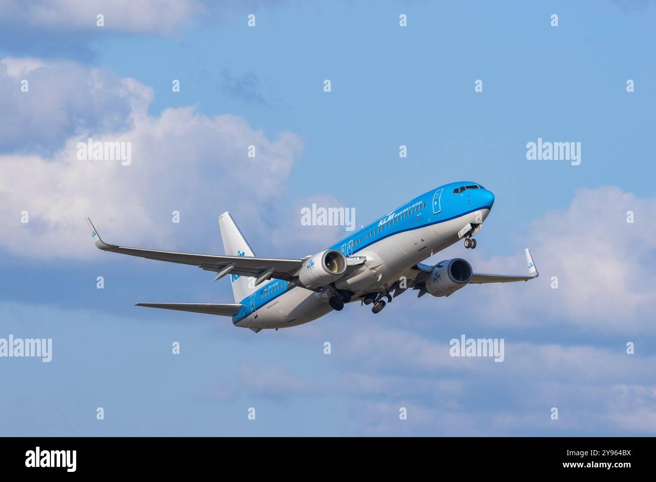 Un Boeing 737 della KLM Dutch Airlines che decolla dall'aeroporto di Helsinki Foto Stock