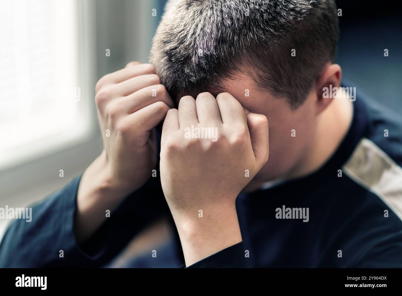 Un uomo con un trauma. Adolescente con vergogna o ansia. Triste vittima di vergogna. Disperazione, rimpianto o senso di colpa. Giovane depresso. Fobia, ptsd o stress. Desp Foto Stock